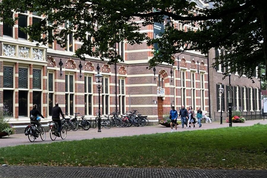 Loop mee en luister naar oude verhalen over de Brink